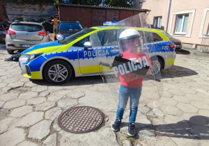Z tarczą.