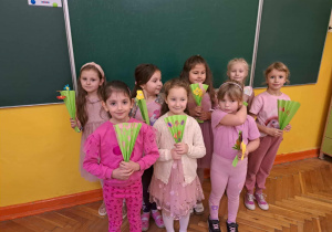 Dziewczynki z klasy pierwszej B ubrane na różowo