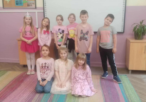 Klasa trzecia A ubrana na różowo