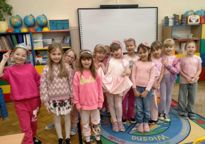 dziewczynki ubrane na różowo z klasy pierwszej B