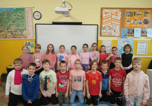 zdjęcie grupowe klasy trzeciej B w dniu dziewczynek
