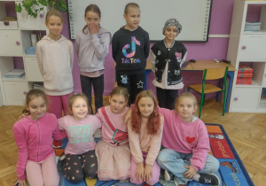 Dziewczynki z klasy drugiej A w dniu dziewczynek