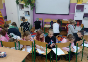 dziewczynki wykonują wspólne zajęcia integrujące