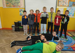 Klasa trzecia B w krawatach, w dniu chłopaka