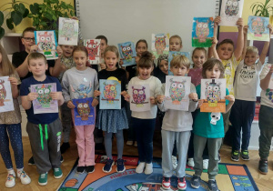 Uczniowie klasy trzeciej prezentują prace plastyczne z okazji dnia kropki
