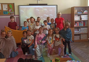 Uczniowie klasy drugiej w strojach w kropki