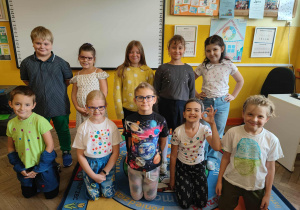 Uczniowie klasy trzeciej w strojach w kropki