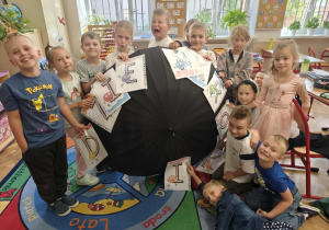 Uczniowie klasy drugiej B stworzyli pracę plastyczną