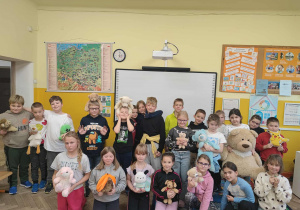 Klasa trzecia pozuje z misiami