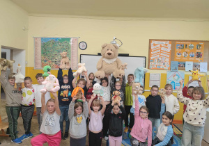 Klasa trzecia pozuje z misiami