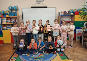 Klasa pierwsza pozuje z misiami