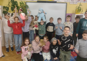 Klasa trzecia pozuje z misiami