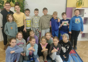 Klasa trzecia pozuje do zdjęcia ubrana na niebiesko