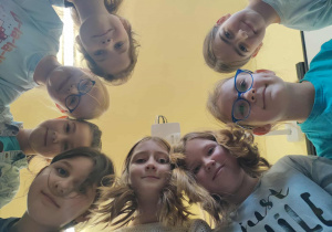 Klasa trzecia pozuje do zdjęcia