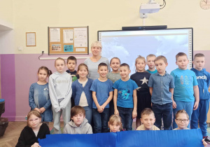 Klasa druga pozuje do zdjęcia ubrana na niebiesko