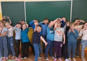 Klasa pierwsza pozuje do zdjęcia ubrana na niebiesko