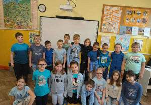 Klasa trzecia pozuje do zdjęcia ubrana na niebiesko