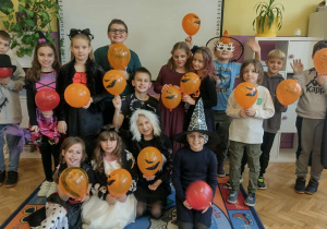 Klasa trzecia w strojach z okazji święta dyni