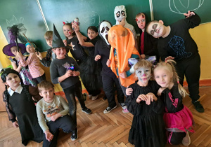 Klasa pierwsza w strojach z okazji święta dyni