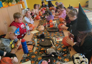 Klasa trzecia podczas wspólnego poczęstunku