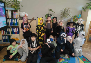 Klasa druga w strojach z okazji święta dyni