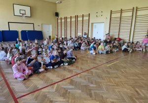 Dzieci wysłuchują prelekcji na temat osób z niepełnosprawnościami