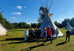 dzieci pozują przy tipi