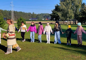 dzieci tańczą tradycyjne tańce indiańskie