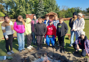 uczniowie przy ognisku