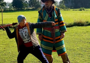 uczeń ćwiczy rzut włócznią