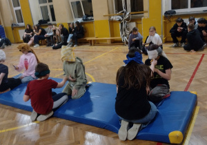 Uczniowie podczas dyskoteki andrzejkowej