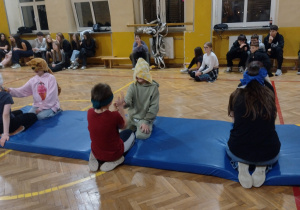 Uczniowie podczas dyskoteki andrzejkowej