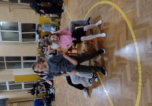 Uczniowie podczas dyskoteki andrzejkowej