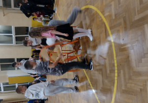 Uczniowie podczas dyskoteki andrzejkowej