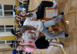 Uczniowie podczas dyskoteki andrzejkowej