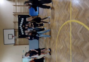 Uczniowie podczas dyskoteki andrzejkowej