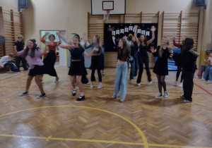 Uczniowie podczas dyskoteki andrzejkowej