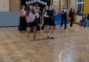 Uczniowie podczas dyskoteki andrzejkowej