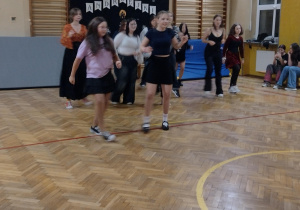 Uczniowie podczas dyskoteki andrzejkowej