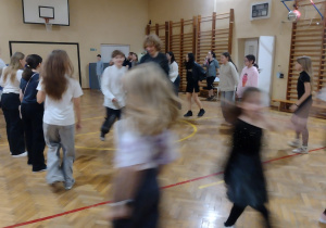 Uczniowie podczas dyskoteki andrzejkowej