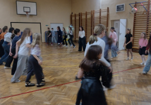 Uczniowie podczas dyskoteki andrzejkowej