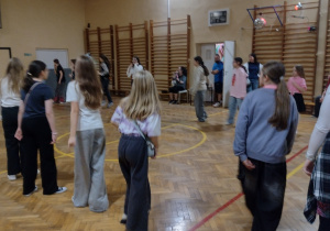 Uczniowie podczas dyskoteki andrzejkowej