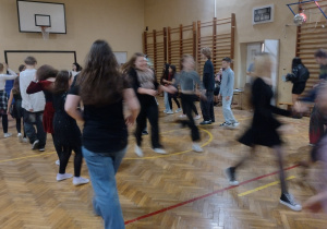 Uczniowie podczas dyskoteki andrzejkowej