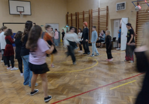 Uczniowie podczas dyskoteki andrzejkowej