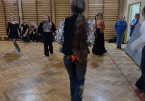 Uczniowie podczas dyskoteki andrzejkowej