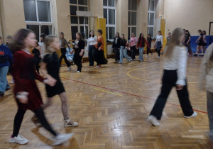 Uczniowie podczas dyskoteki andrzejkowej