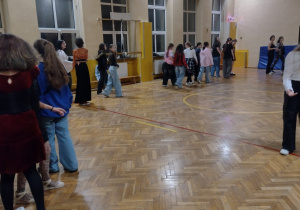 Uczniowie podczas dyskoteki andrzejkowej