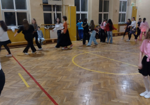 Uczniowie podczas dyskoteki andrzejkowej