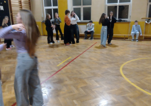 Uczniowie podczas dyskoteki andrzejkowej