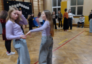 Uczniowie podczas dyskoteki andrzejkowej